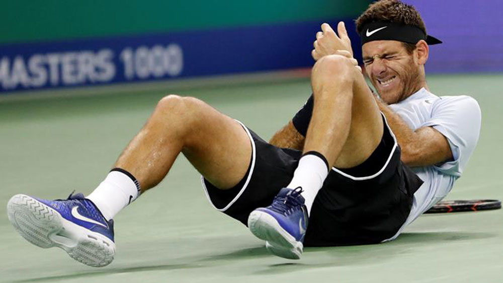 VĐV bị bong gân cổ tay khi chơi tennis