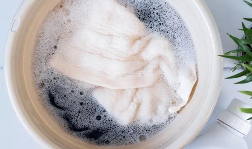 Ngâm trang phục tennis trước khi giặt Ngâm trang phục tennis trước khi giặt