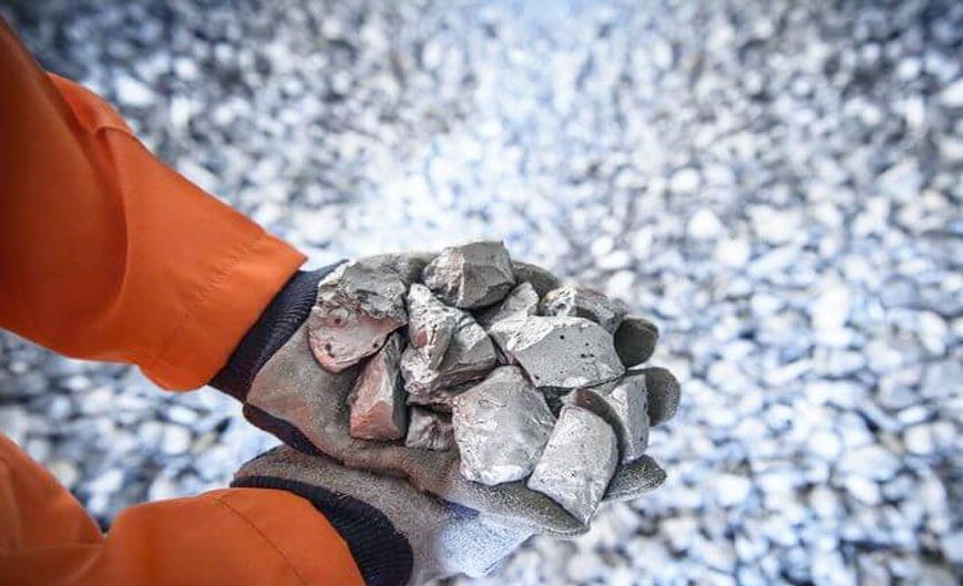 Kim loại Titanium bền bỉ dùng để sản xuất vợt tennis 