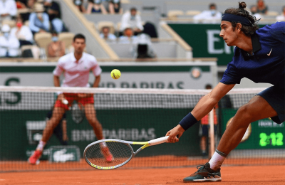 Những cú đánh vào tay không thuận sẽ làm khó đối thủ của bạn 