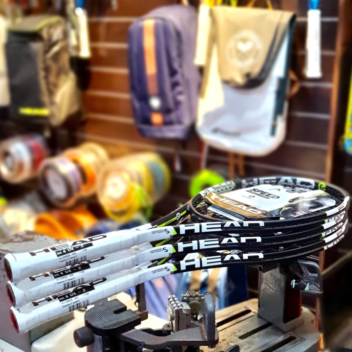 Trọng lượng của vợt tennis có ảnh hưởng đến lối chơi không?